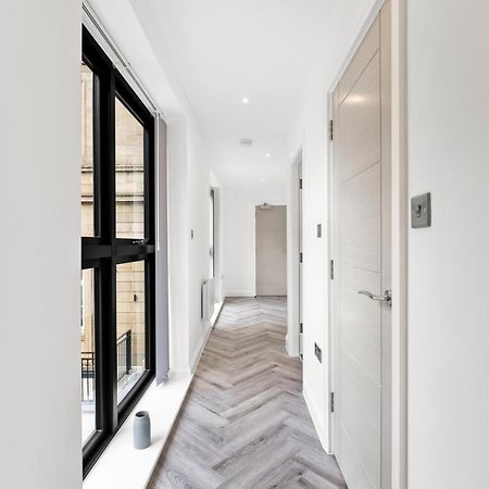 Stylish Large Leeds Apartment - Parking Exterior photo