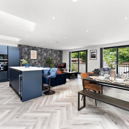 Stylish Large Leeds Apartment - Parking Exterior photo