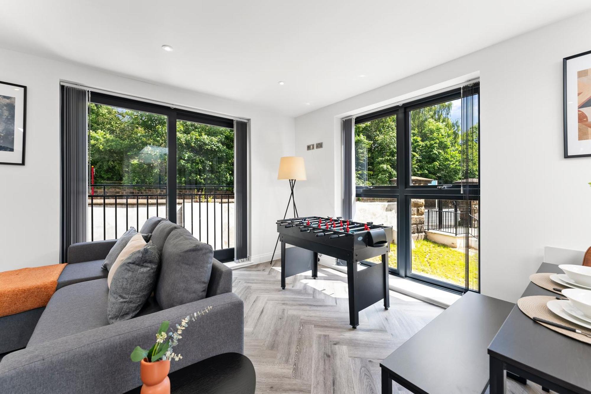 Stylish Large Leeds Apartment - Parking Exterior photo