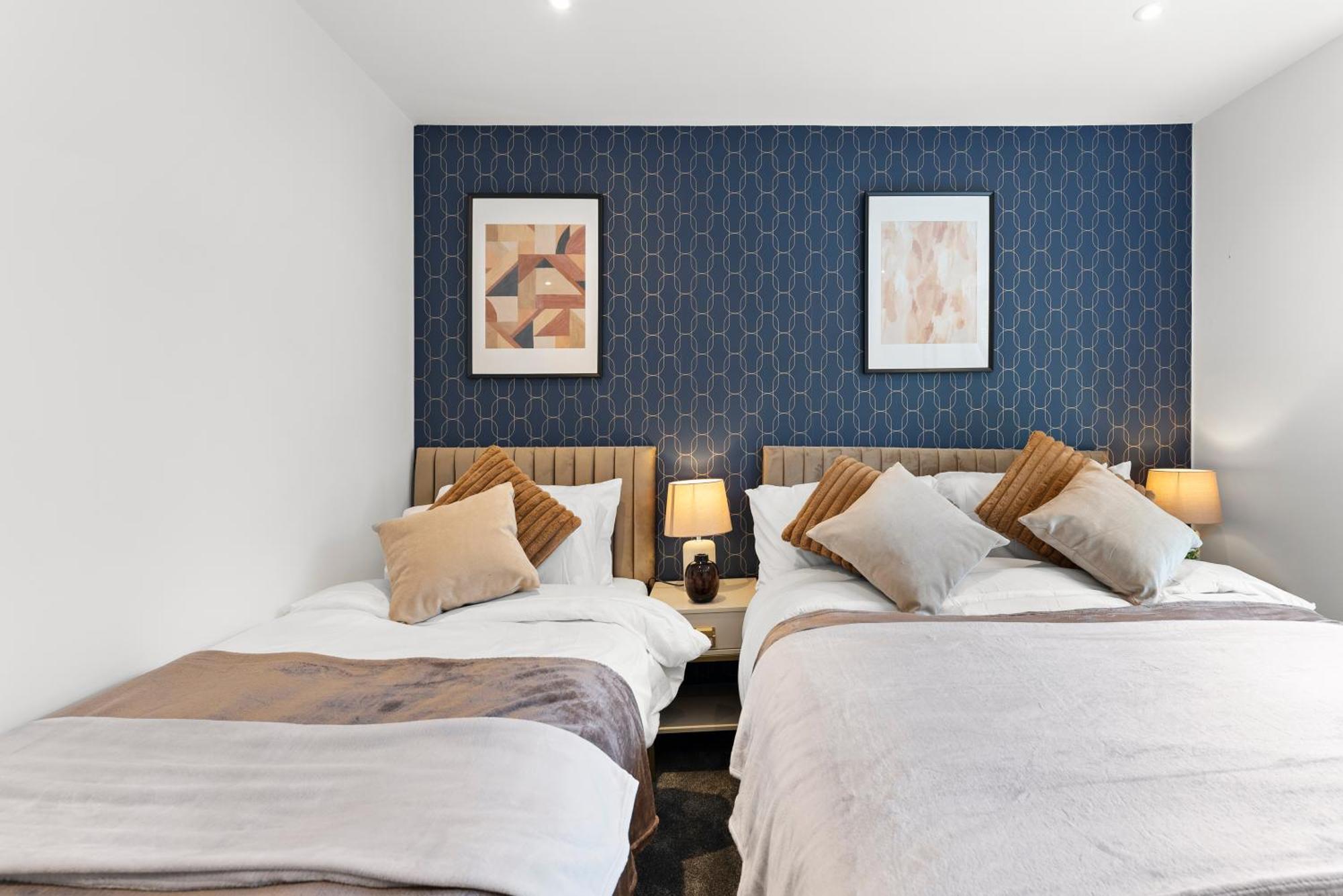 Stylish Large Leeds Apartment - Parking Exterior photo