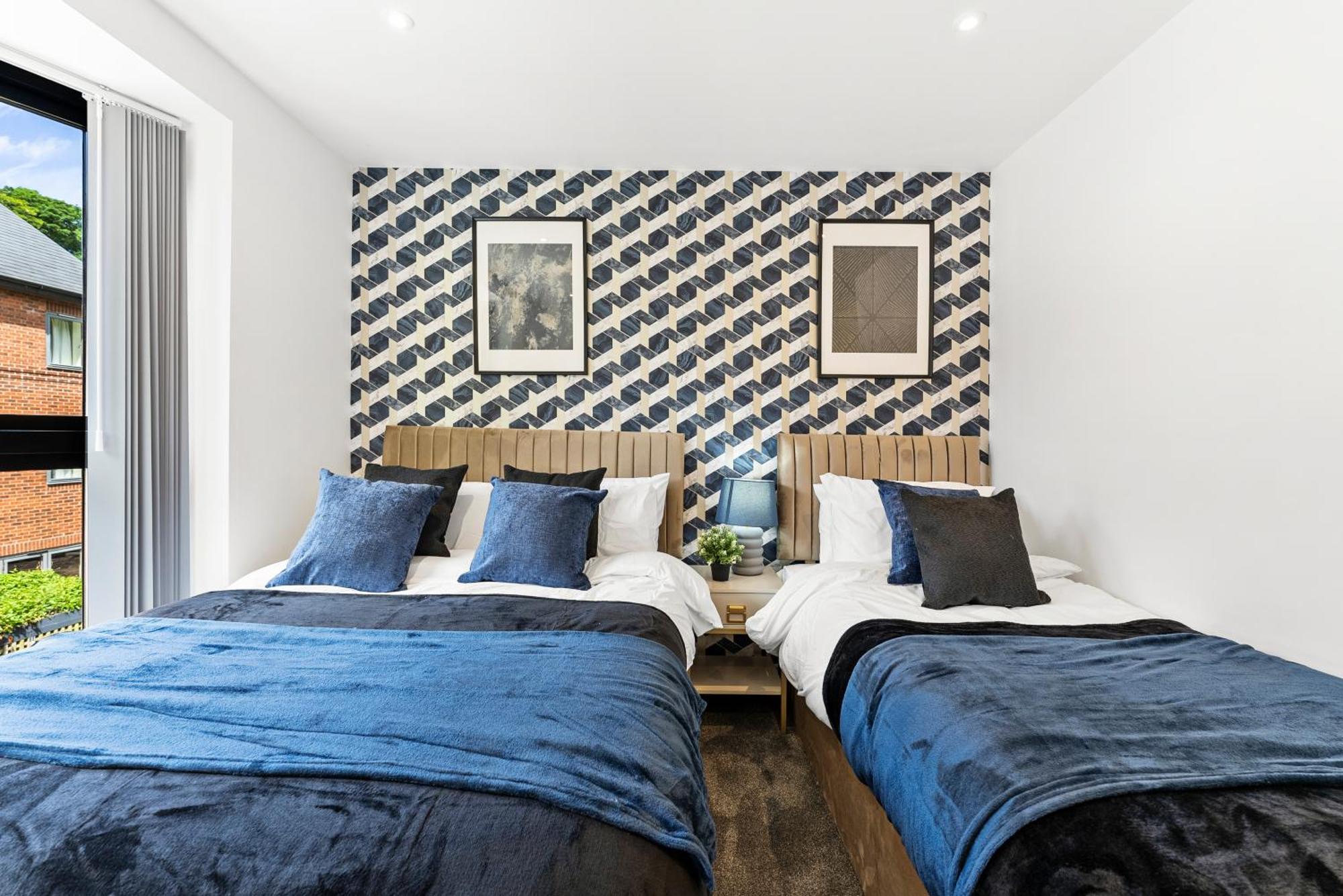 Stylish Large Leeds Apartment - Parking Exterior photo
