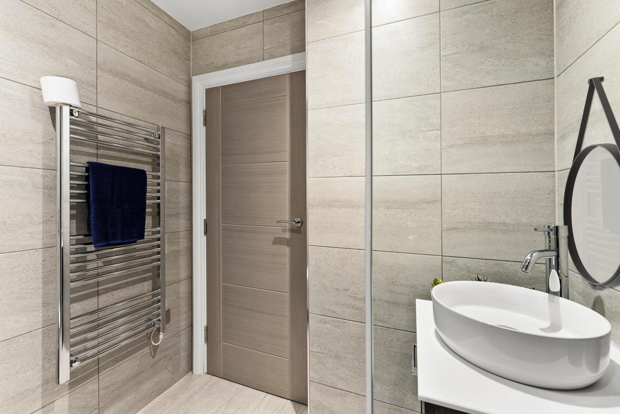 Stylish Large Leeds Apartment - Parking Exterior photo