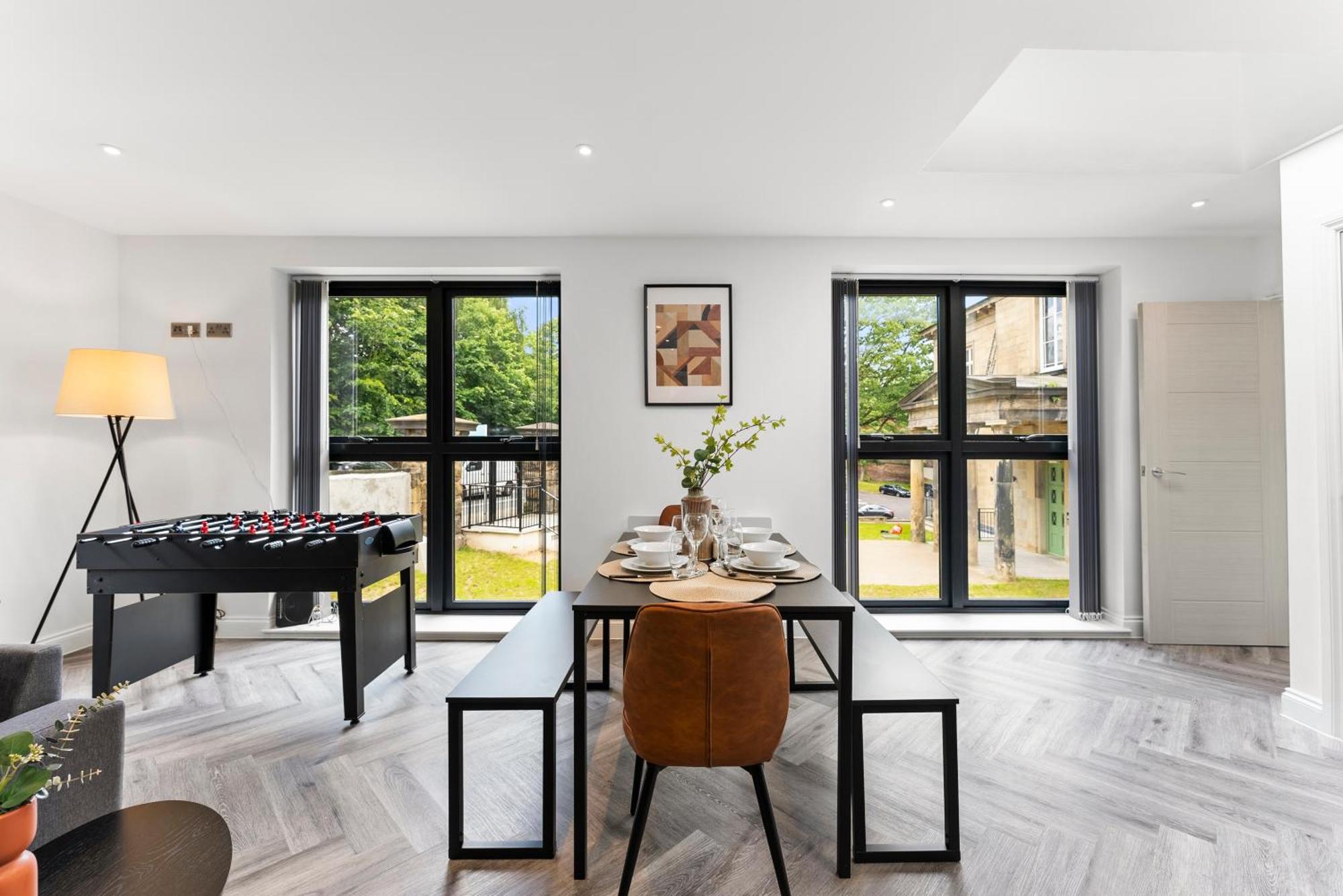 Stylish Large Leeds Apartment - Parking Exterior photo
