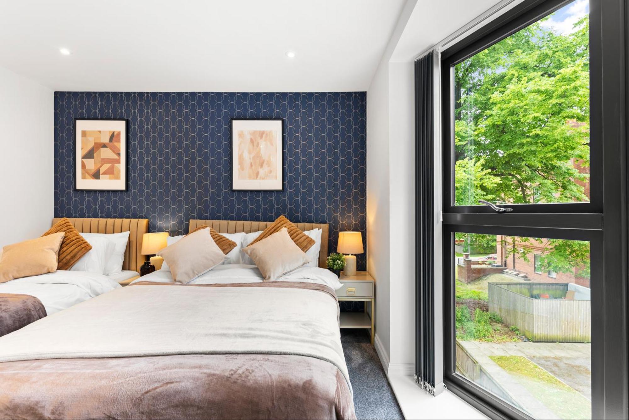 Stylish Large Leeds Apartment - Parking Exterior photo